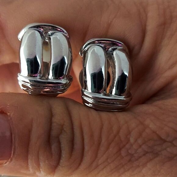 E446 Simple Silvertone CLIP ON Earrings - Picture 1 of 10